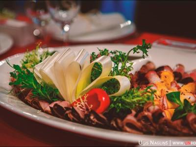 Uzkodu plates pēc pasūtījuma