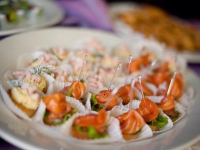 Uzkodu plates pēc pasūtījuma