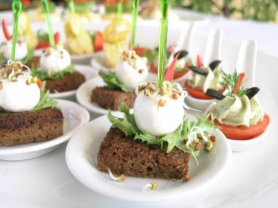 Uzkodu plates pēc pasūtījuma