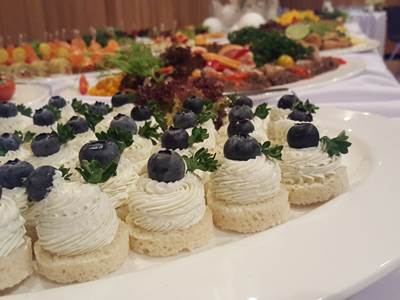 Uzkodu plates pēc pasūtījuma