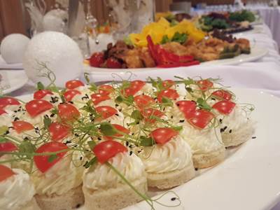 Uzkodu plates pēc pasūtījuma