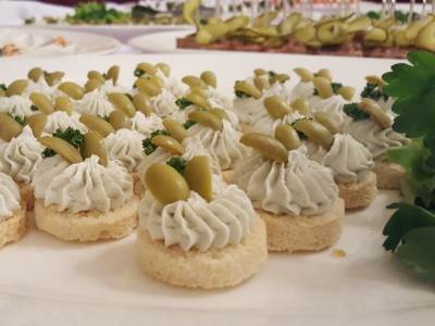 Uzkodu plates pēc pasūtījuma