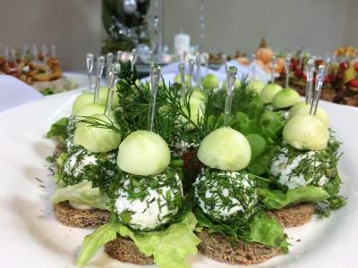Uzkodu plates pēc pasūtījuma